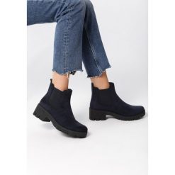 Ciemnoniebieskie Botki Swiss Stone Pine. Zielone botki Born2be, na jesień, bez wzorów, za kostkę, bez obcasa, na płaskiej podeszwie, bez zapięcia. Za 99.99 zł.