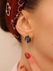 L'Atelier de Gaia Pozłacane kolczyki-wkrętki z labradorytem rozmiar: onesize. Czarne kolczyki L'Atelier de Gaia, z labradorytem, pozłacane. Za 88.23 zł.