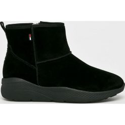 Tommy Jeans - Botki. Czarne botki Tommy Jeans, bez wzorów, z jeansu, z okrągłym noskiem, bez obcasa, na obcasie, bez zapięcia. W wyprzedaży za 429.90 zł.