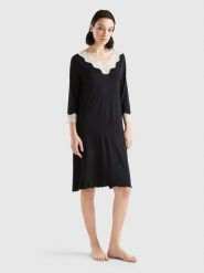 Benetton Sukienka w kolorze czarnym rozmiar: XS. Czarne sukienki Benetton, xs, bez wzorów, z koronki, bez kołnierzyka, bez ramiączek, mini. Za 43.99 zł.