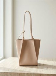 Torba na ramię z kosmetyczką - różowy. Czerwone kufry i kosmetyczki Sinsay, bez wzorów, bez dodatków. Za 49.99 zł.