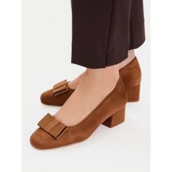 Czółenka JENNY. Brązowe czółenka Jenny, bez wzorów, bez obcasa, na obcasie, bez zapięcia. Za 129.99 zł.