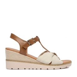 Sandały Beverly Hills Polo Club. Brązowe sandały Beverly Hills Polo Club, bez wzorów, bez obcasa, na koturnie, bez zapięcia. Za 149.99 zł.