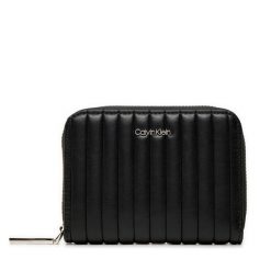 Mały Portfel Damski Calvin Klein. Czarne portfele Calvin Klein, bez wzorów. Za 149.99 zł.