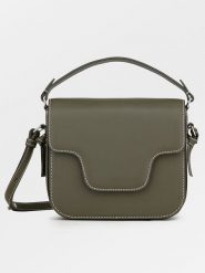 Becksöndergaard Skórzana torebka "Glossy Iris" w kolorze khaki -20 x 16 cm rozmiar: onesize. Brązowe torby na ramię Becksöndergaard, bez wzorów, z materiału, na ramię, bez dodatków. Za 325.79 zł.