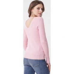 Różowy Sweter Charleigh. Czerwone swetry Born2be, l, bez wzorów, z jeansu, bez ramiączek. Za 59.99 zł.