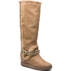 Kozaki GUESS - FLFSH4 ESU11 BISQU. Brązowe kozaki Guess, z futra, przed kolano, bez obcasa, bez zapięcia. W wyprzedaży za 419.00 zł.