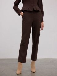 BGN Spodnie w kolorze brązowym rozmiar: 36. Brązowe spodnie materiałowe BGN, na imprezę, bez wzorów, z materiału, z podwyższonym stanem. Za 97.51 zł.