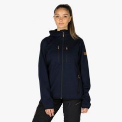 Kurtka softshell hiking damska Swedemount Nordkap Softshell Jacket wodoodporna. Niebieskie kurtki sportowe SWEDEMOUNT, bez wzorów, z softshellu, bez kaptura, trekkingowe. W wyprzedaży za 447.00 zł.