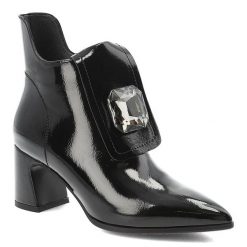 Botki damskie D&A by S.Barski o eleganckim fasonie z lakierowaną cholewką ozdobnym kryształem i stabilnym obcasem typu słupek czarne, MR62-9062 Black. Czarne botki S.BARSKI, bez wzorów, z lakierowanej skóry, bez obcasa, na obcasie, bez zapięcia. Za 249.00 zł.