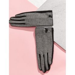 DZIANINOWE RĘKAWICZKI W KRATĘ Z OZDOBNYM GUZIKIEM. Czarne rękawiczki TOP SECRET, bez wzorów, z dzianiny, eleganckie. W wyprzedaży za 24.99 zł.