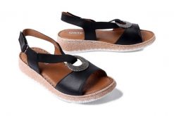 ARTIKER RELAKS 56C0898 czarny, sandały damskie. Czarne sandały Artiker Relaks, z aplikacjami, bez obcasa, bez zapięcia. Za 239.90 zł.