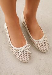 Jasnobeżowe Balerinki z Siateczkową Cholewką z Plecionką Zdobione Kokardką Harelaya. Brązowe baleriny Renee, z aplikacjami, z jeansu, bez obcasa, na płaskiej podeszwie. Za 69.99 zł.