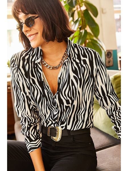 Olalook Bluzka w kolorze czarno-białym rozmiar: M. Czarne bluzki Olalook, m, bez wzorów, z wiskozy, bez kołnierzyka, bez ramiączek. Za 78.47 zł.