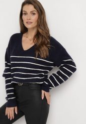 Granatowy Pasiasty Sweter z Dekoltem w Serek Zdobiony Cekinami Tegiop. Niebieskie swetry Born2be, l, z aplikacjami, bez ramiączek. Za 149.99 zł.