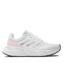 Buty do biegania adidas. Białe obuwie sportowe Adidas, bez zapięcia, do biegania. Za 169.99 zł.