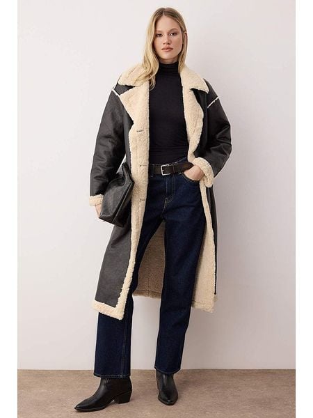 Trendyol Płaszcz w kolorze czarnym ze skóry syntetycznej rozmiar: 42. Czarne płaszcze Trendyol, bez wzorów, ze skóry, bez kaptura. Za 257.92 zł.