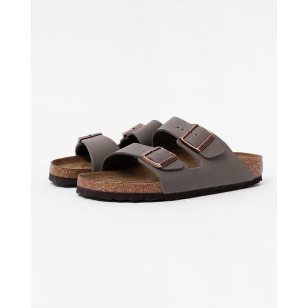Klapki damskie Birkenstock Arizona Bfbc. Brązowe klapki Birkenstock, bez wzorów, z jeansu, bez obcasa. Za 699.00 zł.