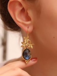 L'Atelier de Gaia Pozłacane kolczyki z labradorytem rozmiar: onesize. Szare kolczyki L'Atelier de Gaia, z labradorytem, pozłacane, z zapięciem typu bigiel. Za 87.40 zł.