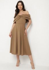 Brązowa Rozkloszowana Sukienka z Odsłoniętymi Ramionami i Drapowaniem Odilene. Brązowe sukienki Born2be, na imprezę, na lato, l, bez wzorów, eleganckie, bez kołnierzyka, bez ramiączek, midi, rozkloszowane. Za 129.99 zł.