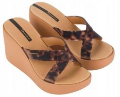 Klapki dla kobiet Ipanema HIGH FASHION SLIDE. Czarne klapki Ipanema, bez wzorów, z gumy, bez obcasa, na koturnie. Za 219.99 zł.