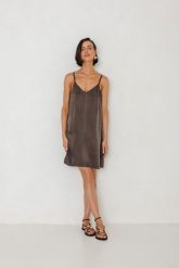 SUKIENKA LEXI CZEKOLADOWA M - Flawless. Brązowe sukienki Flawless, na co dzień, m, bez wzorów, z lyocellu, wakacyjne, bez kołnierzyka, bez ramiączek, proste. Za 469.00 zł.