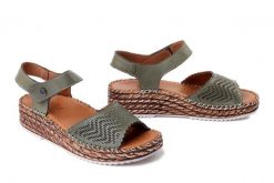 MANITU 910330-07 grun, sandały damskie. Zielone sandały Manitu, bez wzorów, ze skóry, bez obcasa, na koturnie, bez zapięcia. Za 269.90 zł.