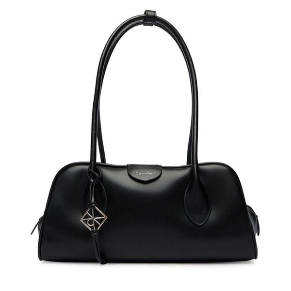 Torebka Calvin Klein. Czarne torebki klasyczne Calvin Klein, bez wzorów, bez dodatków. Za 649.99 zł.