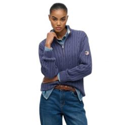 Damski pół-zamek sweter z warkoczowym splotem Superdry. Niebieskie swetry Superdry, na zimę, bez wzorów, ze splotem, bez ramiączek. Za 361.50 zł.