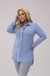 Elegancka błękitna długa zapinana koszula PLUS SIZE XXL. Niebieskie koszule Nasi partnerzy, plus size, bez wzorów, z poliesteru, eleganckie, bez kołnierzyka, plus size, bez ramiączek. Za 199.90 zł.