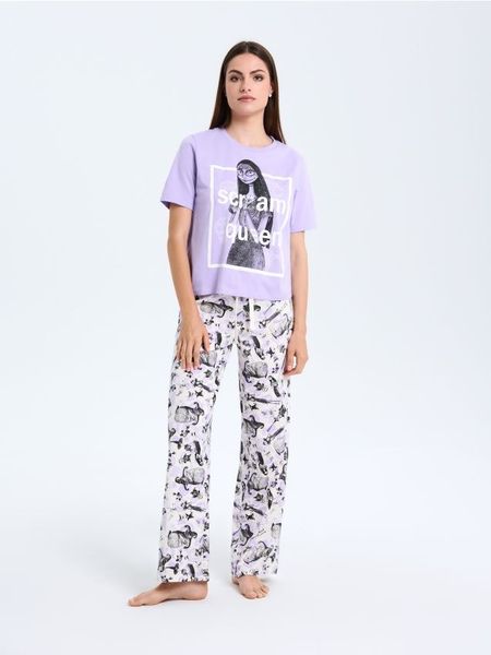Bawełniana piżama dwuczęściowa z nadrukiem Nightmare Before Christmas - fioletowy. Fioletowe piżamy Sinsay, bez wzorów, z bawełny, bez ramiączek. W wyprzedaży za 29.99 zł.