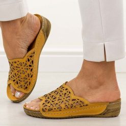 Musztardowe ażurowe skórzane klapki damskie T.Sokolski L225. Zielone klapki Sokolski, w ażurowe wzory, z materiału, bez obcasa, na koturnie. Za 249.00 zł.