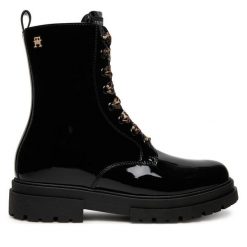 Trzewiki Tommy Hilfiger. Czarne botki TOMMY HILFIGER, bez wzorów, bez obcasa, na płaskiej podeszwie, bez zapięcia. Za 729.99 zł.