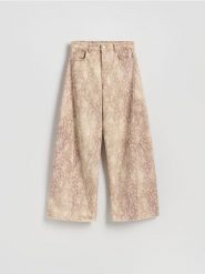 Jeansy wide leg ze zwierzęcym wzorem - beżowy. Brązowe jeansy Reserved, bez wzorów. W wyprzedaży za 139.99 zł.