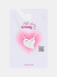 Naszyjnik z zawieszką w kształcie serca - srebrny. Szare naszyjniki Sinsay, srebrne. Za 12.99 zł.