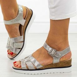 Srebrne skórzane sandały damskie na koturnie T.Sokolski 617. Szare sandały Sokolski, bez wzorów, z jeansu, eleganckie, bez obcasa, na koturnie, bez zapięcia. Za 169.00 zł.