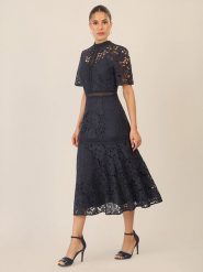 APART Sukienka w kolorze granatowym rozmiar: 38. Niebieskie sukienki Apart, bez wzorów, z koronki, bez kołnierzyka, bez ramiączek, midi. Za 564.95 zł.
