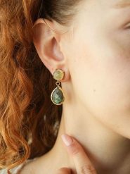 L'Atelier de Gaia Pozłacane kolczyki-wkrętki z prehnitami i labradorytami rozmiar: onesize. Czarne kolczyki L'Atelier de Gaia, z labradorytem, pozłacane. Za 96.60 zł.