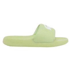 Klapki damskie Lacoste Serve Slide 1.0 na basen. Zielone klapki Lacoste, bez wzorów, z materiału, bez obcasa. Za 198.00 zł.