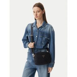Torebka Guess. Czarne listonoszki Guess, z aplikacjami, bez dodatków. Za 544.99 zł.
