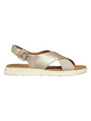 Geox Sandały w kolorze złotym rozmiar: 36. Żółte sandały Geox, bez wzorów, klasyczne, z otwartym noskiem, bez obcasa, bez zapięcia. Za 139.87 zł.