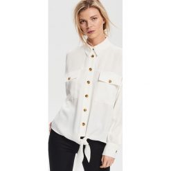 Koszula oversize z wiązaniem - Kremowy. Koszule Reserved. Za 139.99 zł.