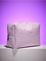 Kosmetyczka Pusheen the cat - fioletowy. Fioletowe kufry i kosmetyczki Sinsay, bez wzorów, bez dodatków. Za 15.99 zł.