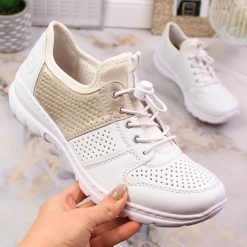Komfortowe półbuty damskie sportowe białe Rieker L3254-80. Białe obuwie sportowe Rieker, ze skóry ekologicznej, bez zapięcia. Za 339.00 zł.