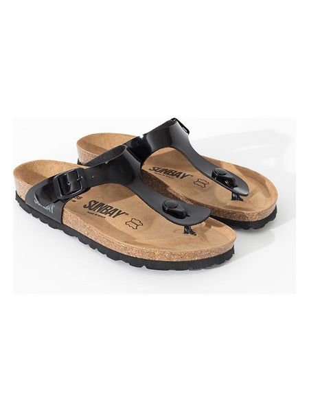 Sunbay Japonki "Camelia" w kolorze czarnym rozmiar: 39. Czarne klapki Sunbay, bez wzorów, z lakierowanej skóry, bez obcasa. Za 139.95 zł.