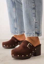 Ciemnobrązowe Klapki Chodaki na Słupku z Imitacji Drewna Zdobione Nitami i Sprzączką Salona. Brązowe klapki Born2be, z aplikacjami, bez obcasa, na obcasie. Za 109.99 zł.