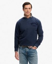 Superdry Bluza Vintage Athletic Tonal Crew 100% bawełna - Loose Fit. Niebieskie bluzy sportowe Superdry, l, z aplikacjami, z bawełny, bez kaptura. Za 313.30 zł.
