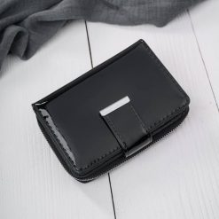 Portfel damski skórzany lakierowany mały czarny z RFID SP-26-BL. Czarne portfele bez wzorów, z lakierowanej skóry. Za 99.00 zł.