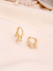 L'Atelier de Gaia Pozłacane kolczyki-kreole z perłami rozmiar: onesize. Żółte kolczyki L'Atelier de Gaia, z perłą, pozłacane. Za 95.92 zł.