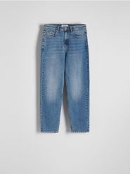 Jeansy mom fit - niebieski. Niebieskie jeansy Reserved, bez wzorów. W wyprzedaży za 99.99 zł.